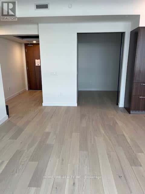 Toronto (Waterfront Communities) — Toronto (Waterfront Communities) - Photo 4 of 16