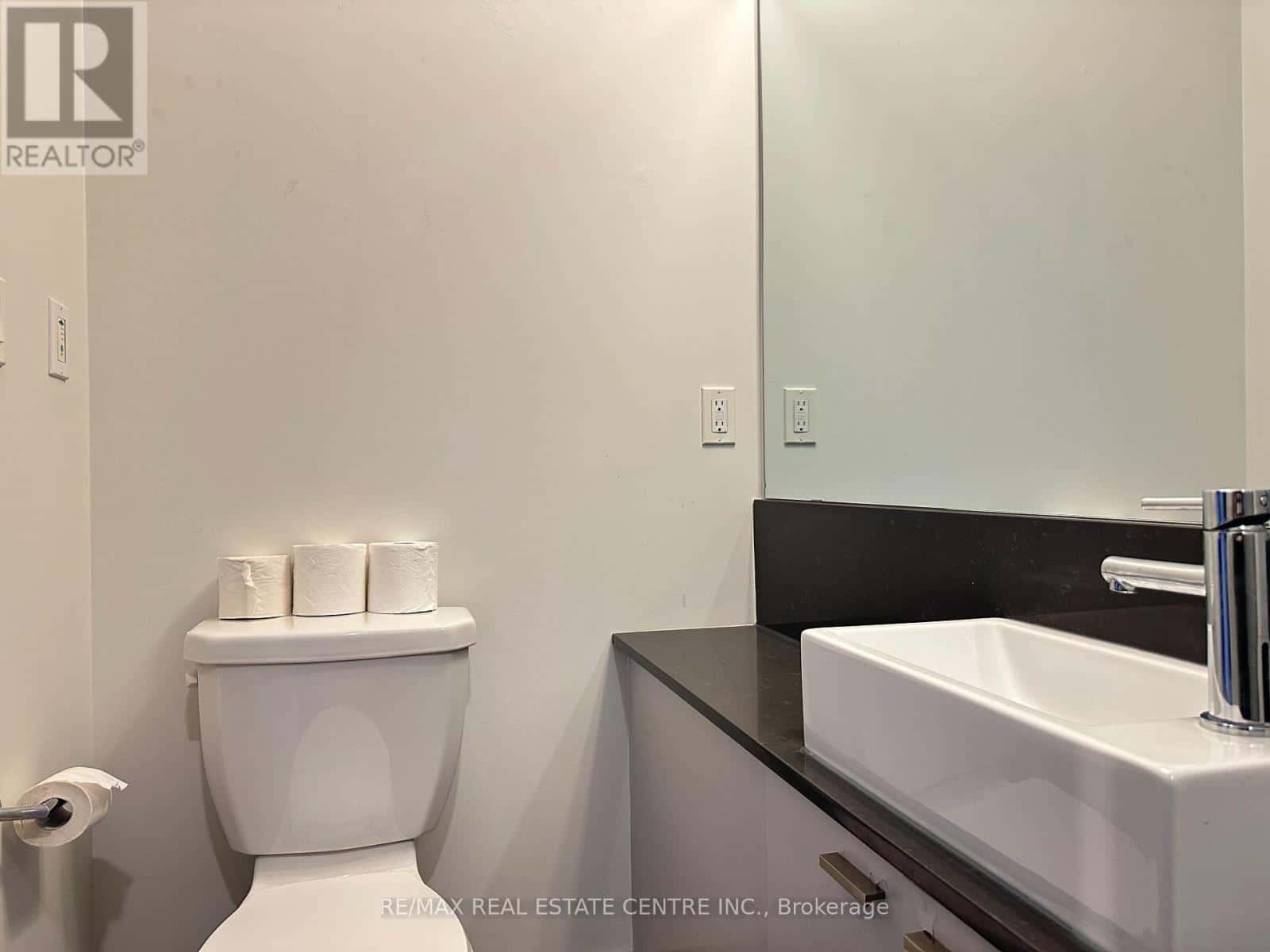 Toronto (Waterfront Communities) — Toronto (Waterfront Communities) - Photo 4 of 8