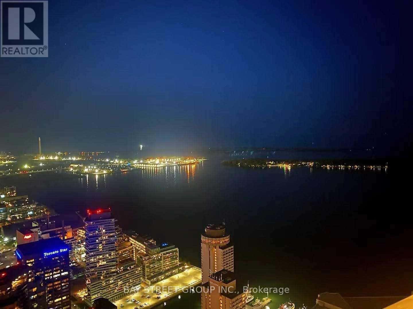 Toronto (Waterfront Communities) — Toronto (Waterfront Communities) - Photo 3 of 19