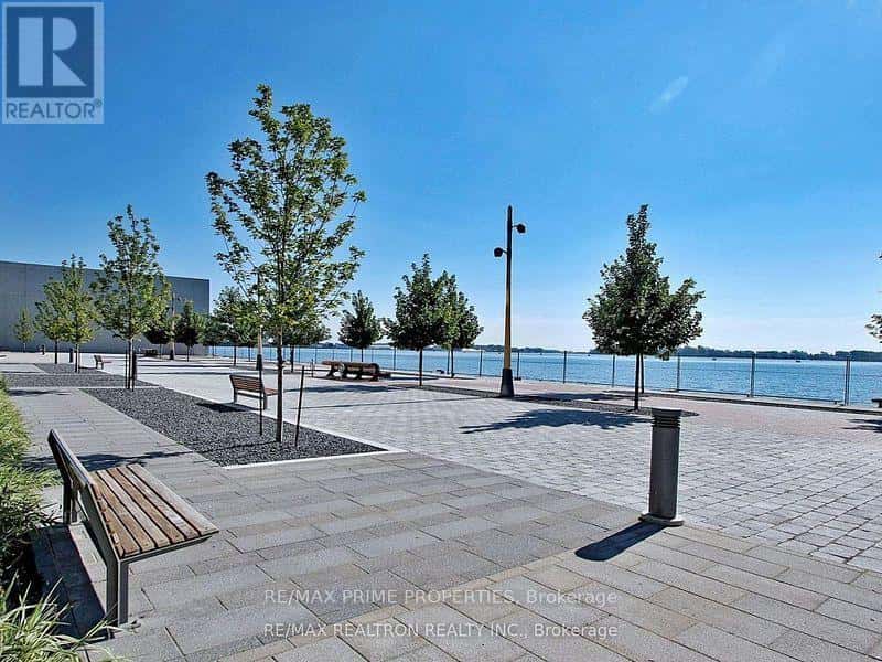 Toronto (Waterfront Communities) — Toronto (Waterfront Communities) - Photo 2 of 8