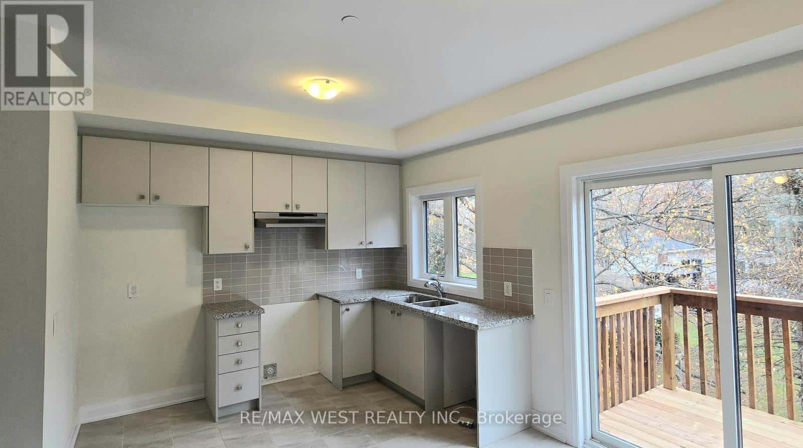 Clarington (Newcastle) — Clarington (Newcastle) - Photo 5 of 23