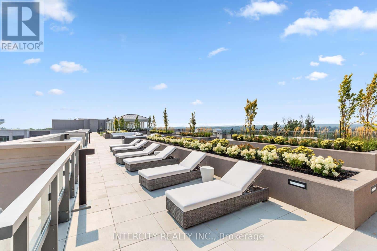 544 - 2075 KING ROAD — King (King City) - Photo 2 of 35