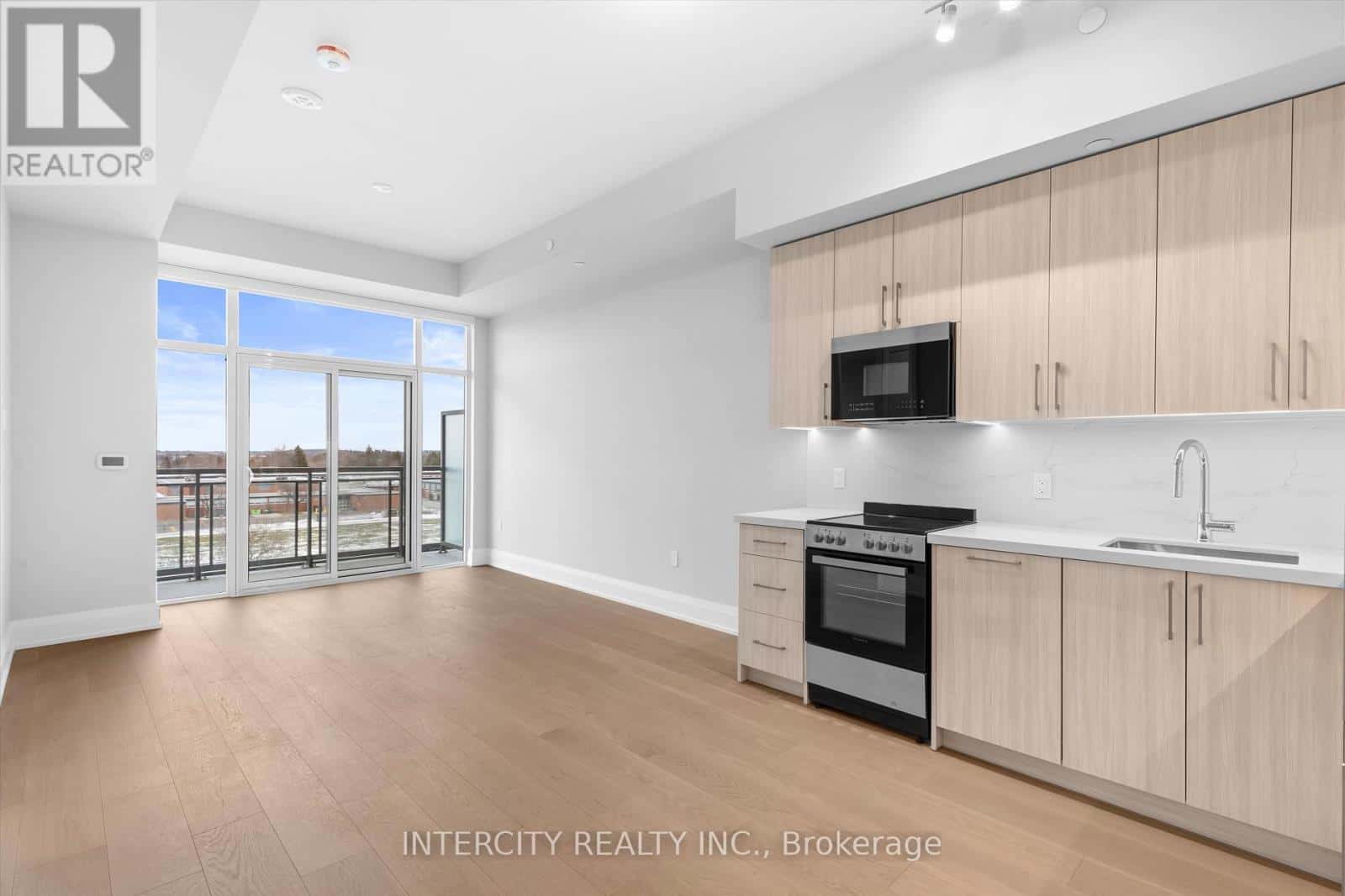 544 - 2075 KING ROAD — King (King City) - Photo 3 of 35