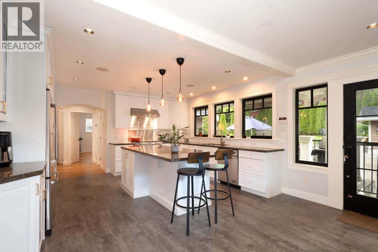 1050 11TH STREET — West Vancouver - Photo 3 of 38