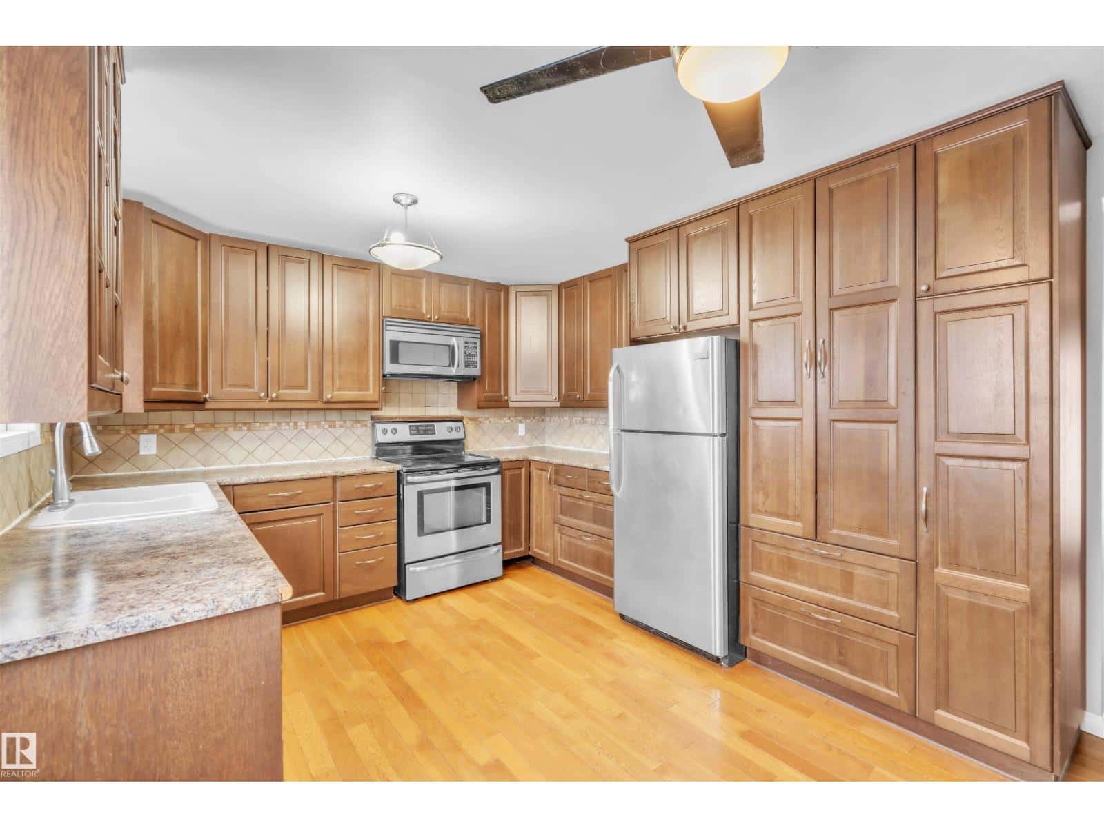 907/909 8 ST — Cold Lake - Photo 2 of 42