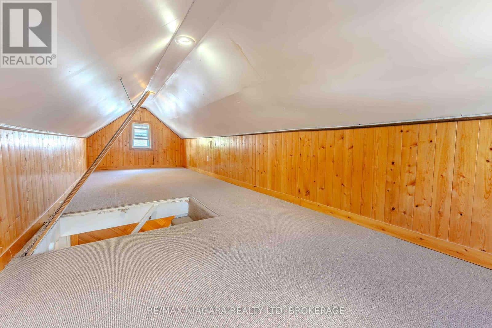 8 GARNER AVENUE — Welland (Welland Downtown) - Photo 2 of 34