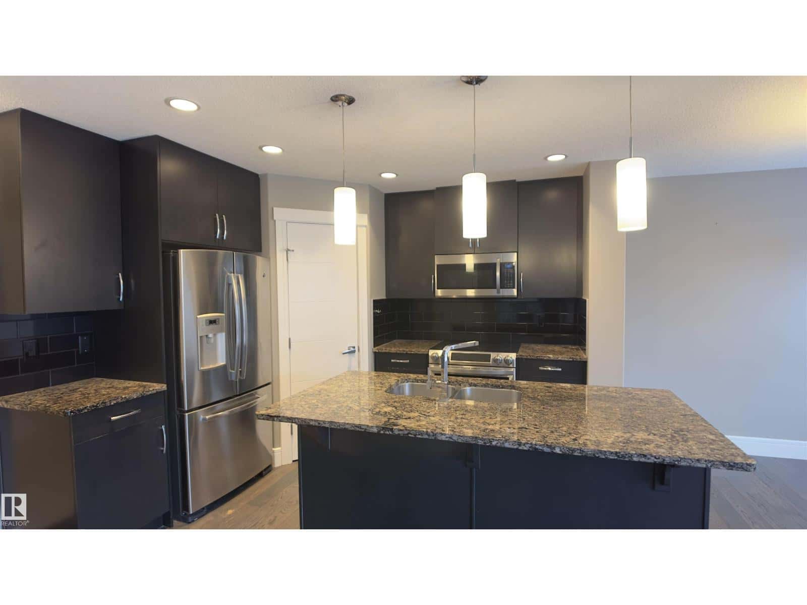 Edmonton — Edmonton - Photo 2 of 33