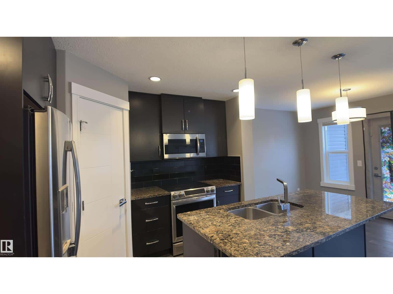 Edmonton — Edmonton - Photo 4 of 33