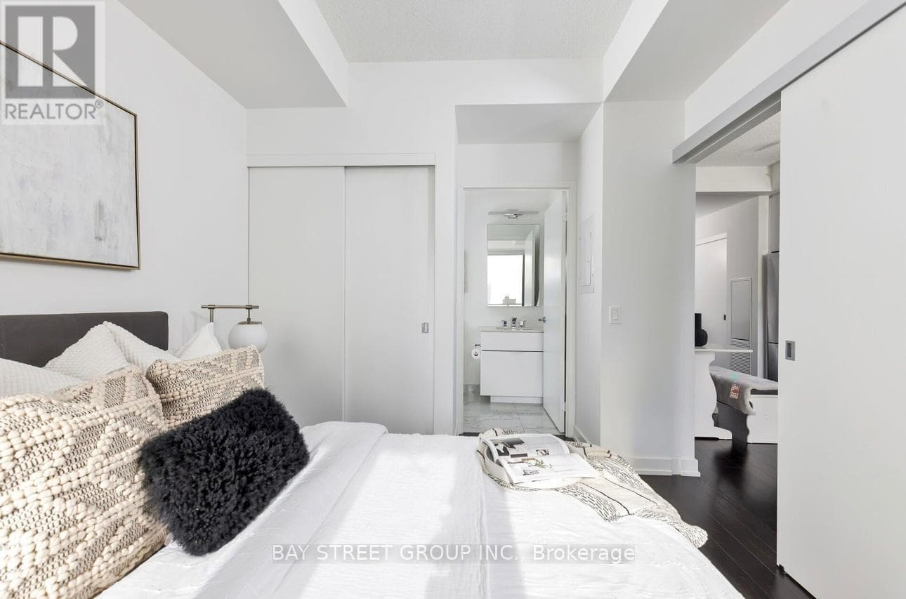 2208 - 25 RICHMOND STREET E — Toronto (Church-Yonge Corridor) - Main photo