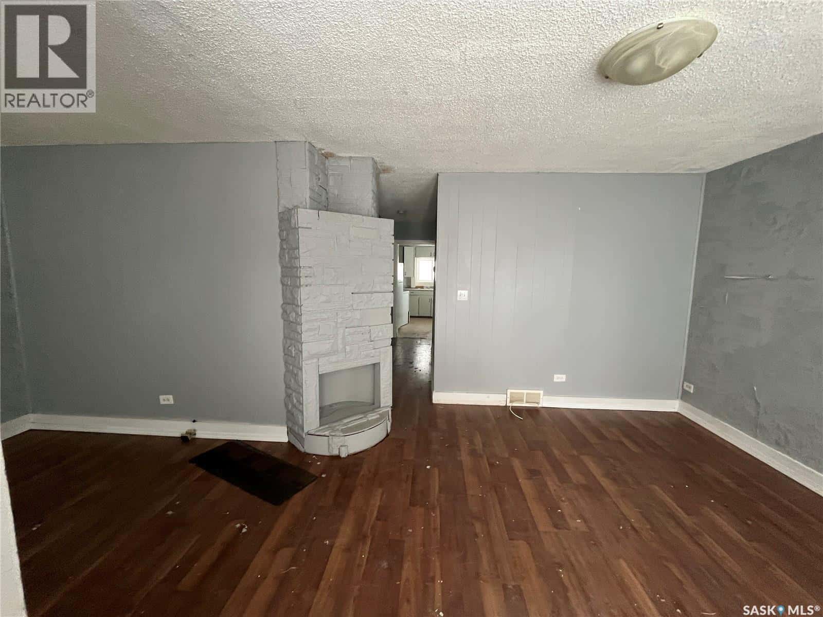 812 99th STREET — North Battleford, Saskatchewan - Photo 3 of 17