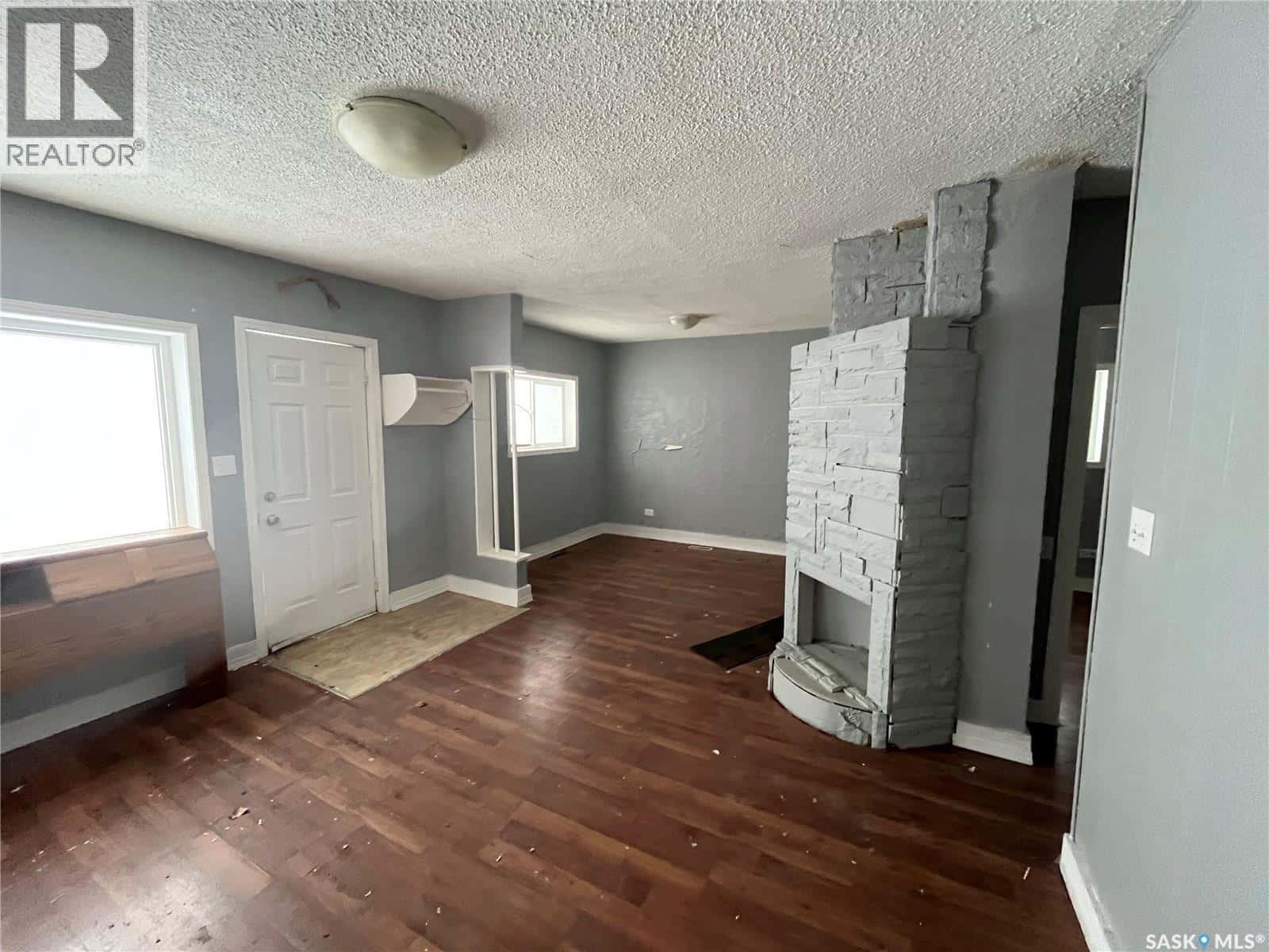 812 99th STREET — North Battleford, Saskatchewan - Photo 4 of 17