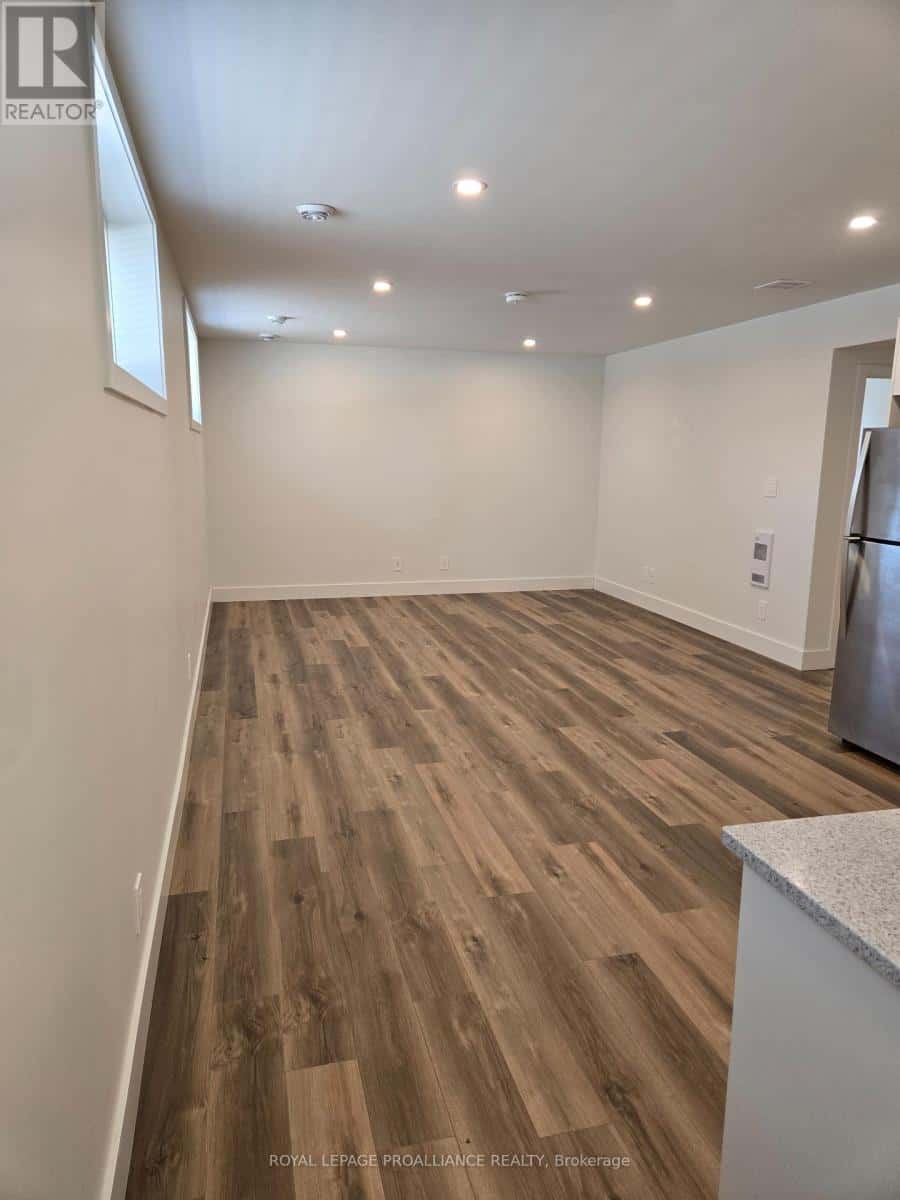 B - 8 ALDERSGATE DRIVE — Belleville (Belleville Ward) - Photo 2 of 19