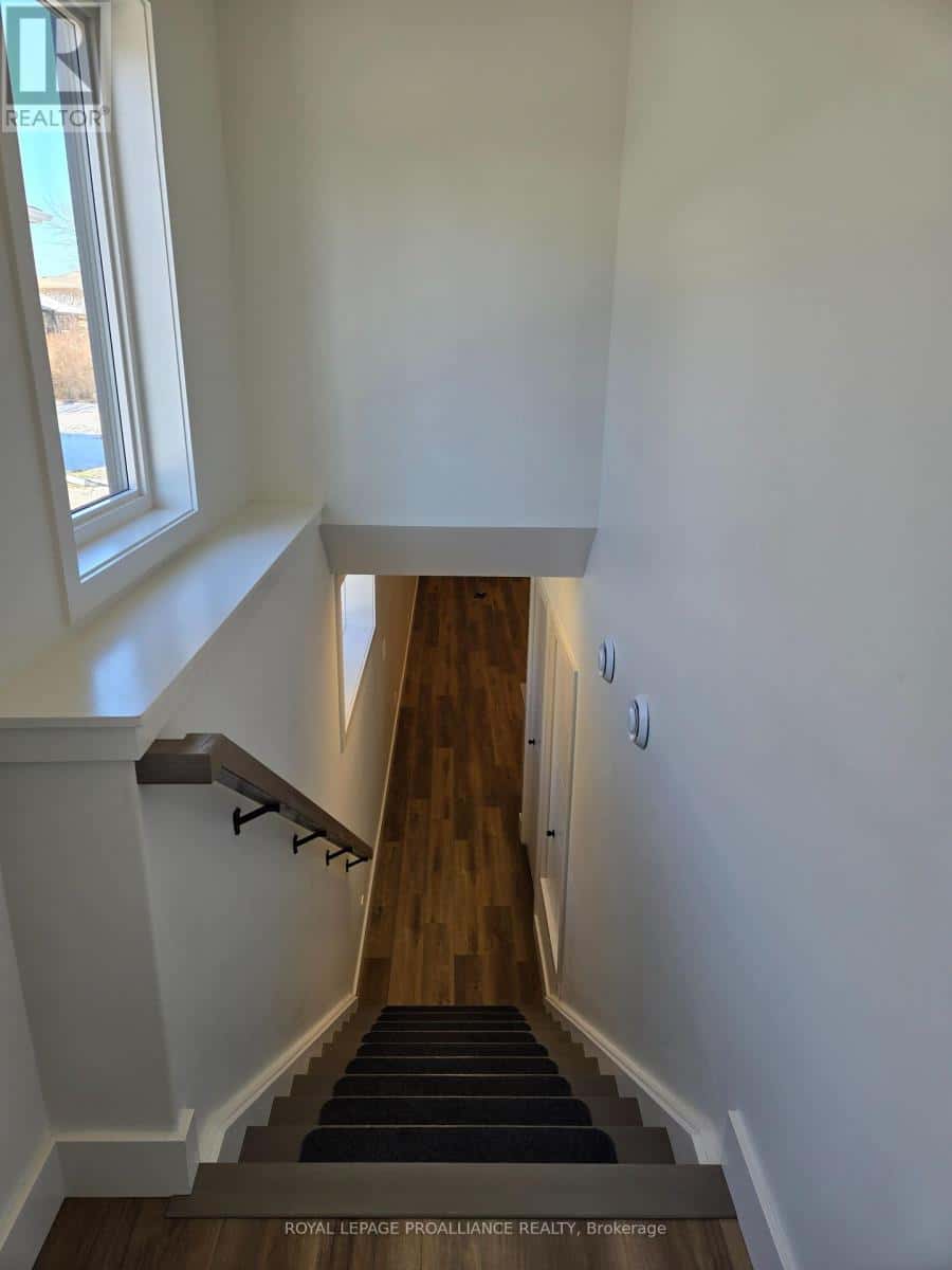 B - 8 ALDERSGATE DRIVE — Belleville (Belleville Ward) - Photo 4 of 19