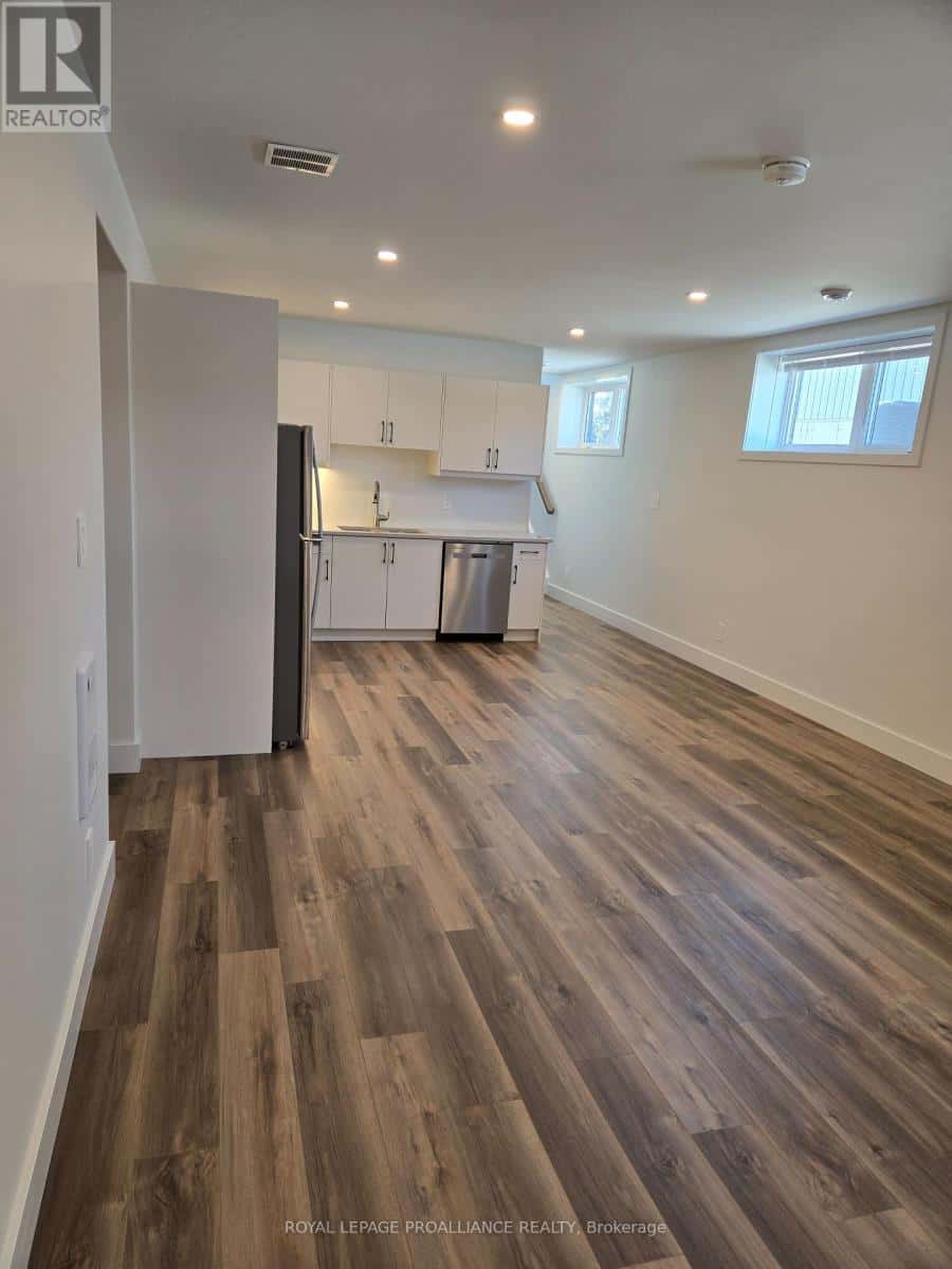 B - 8 ALDERSGATE DRIVE — Belleville (Belleville Ward) - Photo 3 of 19