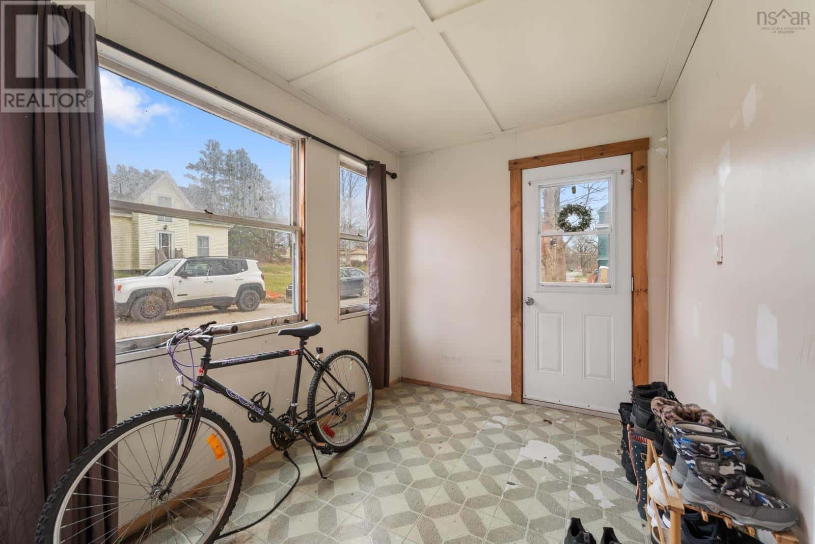 1 Whipple Street — Yarmouth, Nova Scotia - Photo 4 of 28