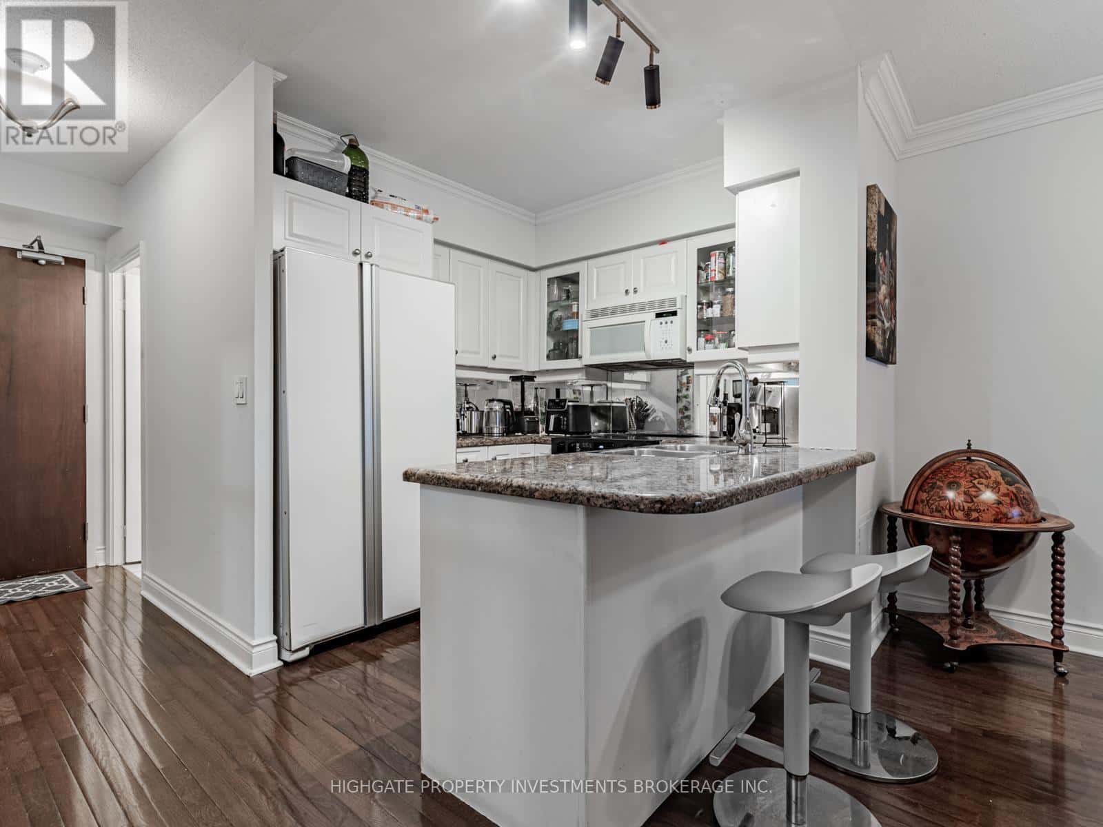 705 - 10 DELISLE AVENUE — Toronto (Yonge-St. Clair), Ontario - Photo 3 of 58