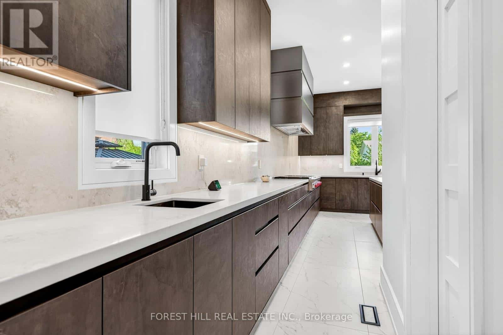 Oakville (WO West) — Oakville (WO West) - Photo 3 of 47