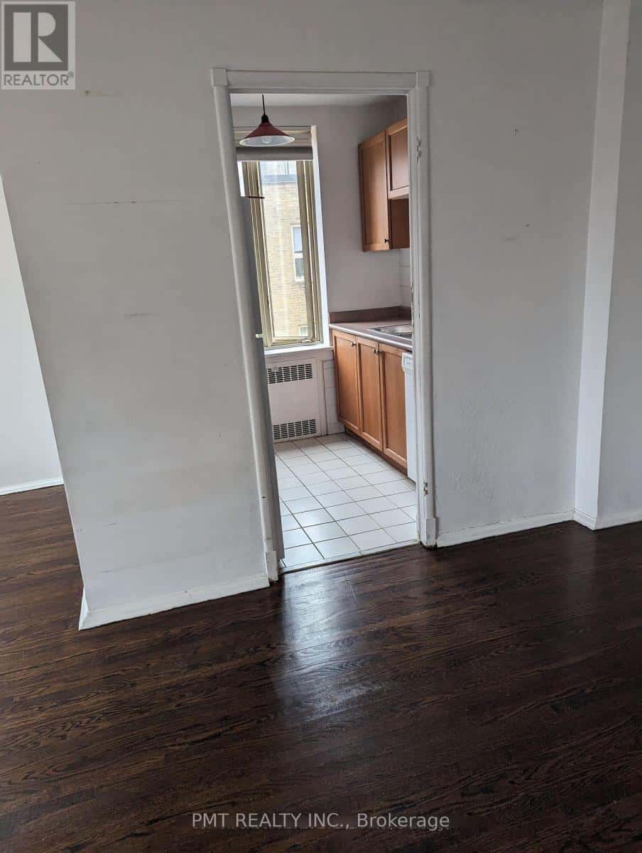 Toronto (Yonge-St. Clair) — Toronto (Yonge-St. Clair) - Photo 5 of 8