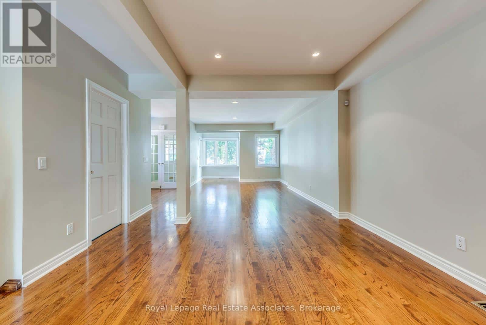 Toronto (Lawrence Park North) — Toronto (Lawrence Park North) - Photo 4 of 49