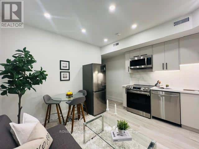 Toronto (Trinity-Bellwoods) — Toronto (Trinity-Bellwoods) - Photo 3 of 10