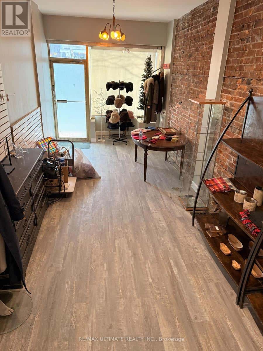 Toronto (Trinity-Bellwoods) — Toronto (Trinity-Bellwoods) - Photo 3 of 4