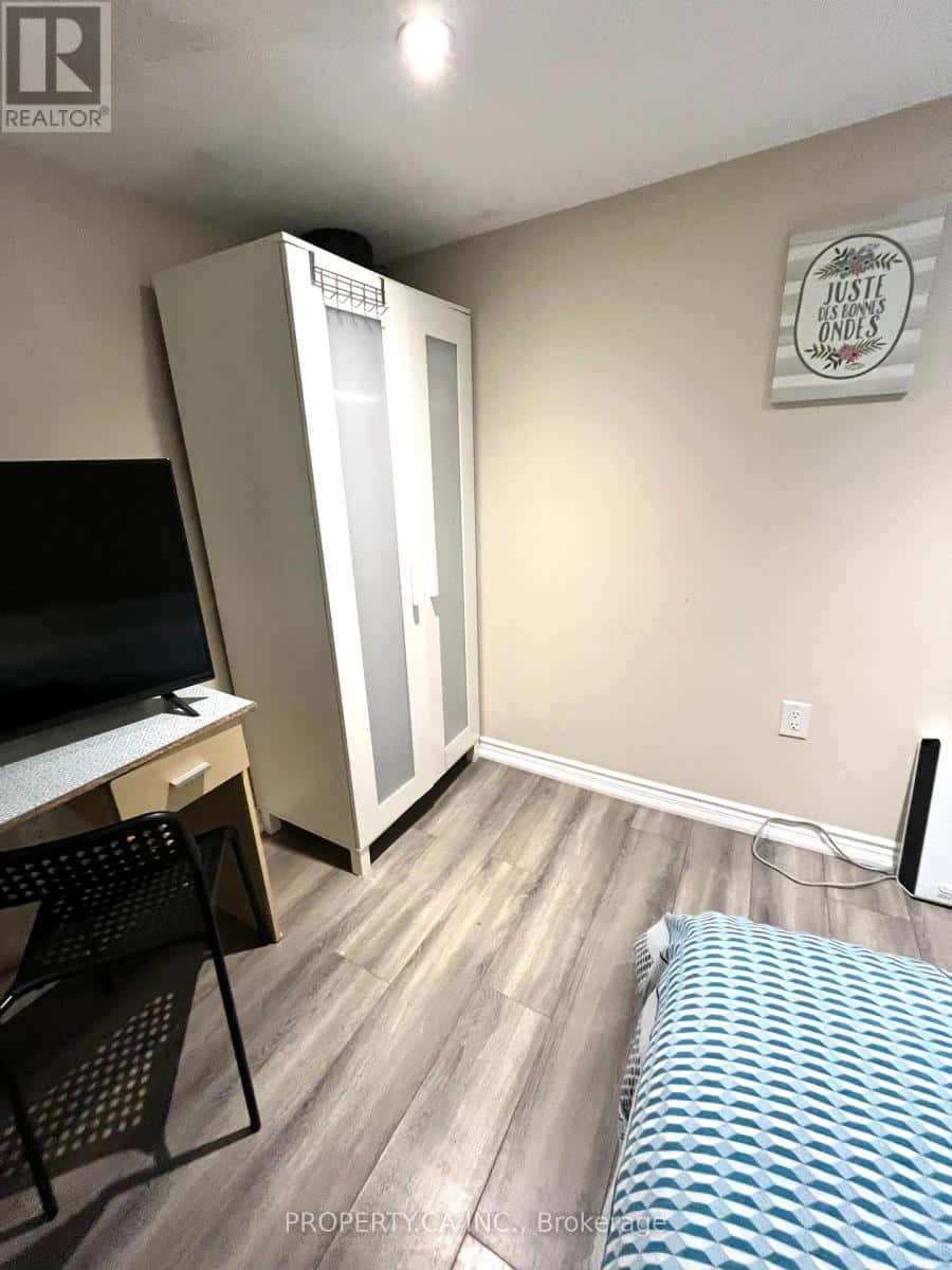 Toronto (Trinity-Bellwoods) — Toronto (Trinity-Bellwoods) - Photo 3 of 21