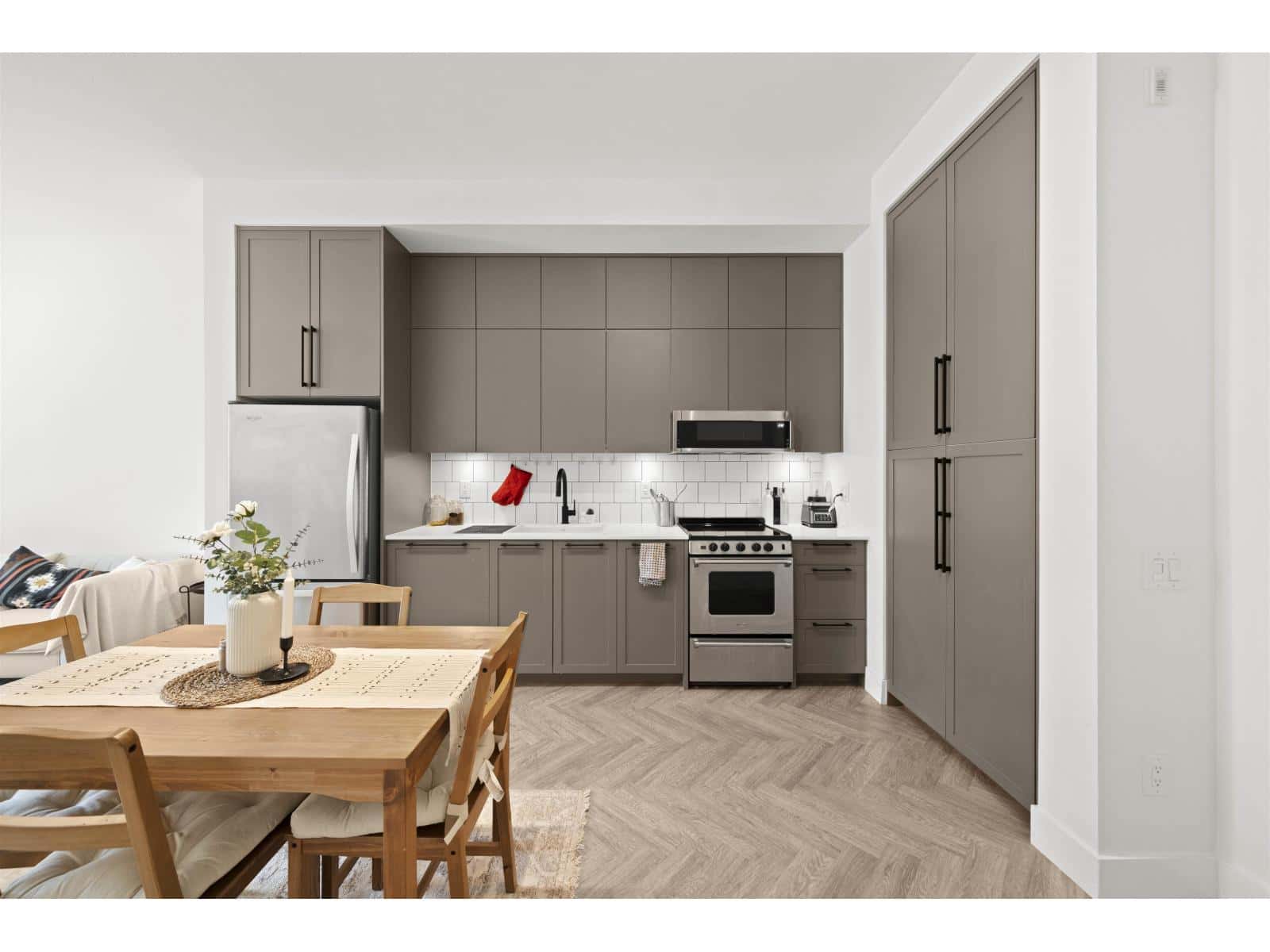 Surrey — Surrey - Photo 5 of 24