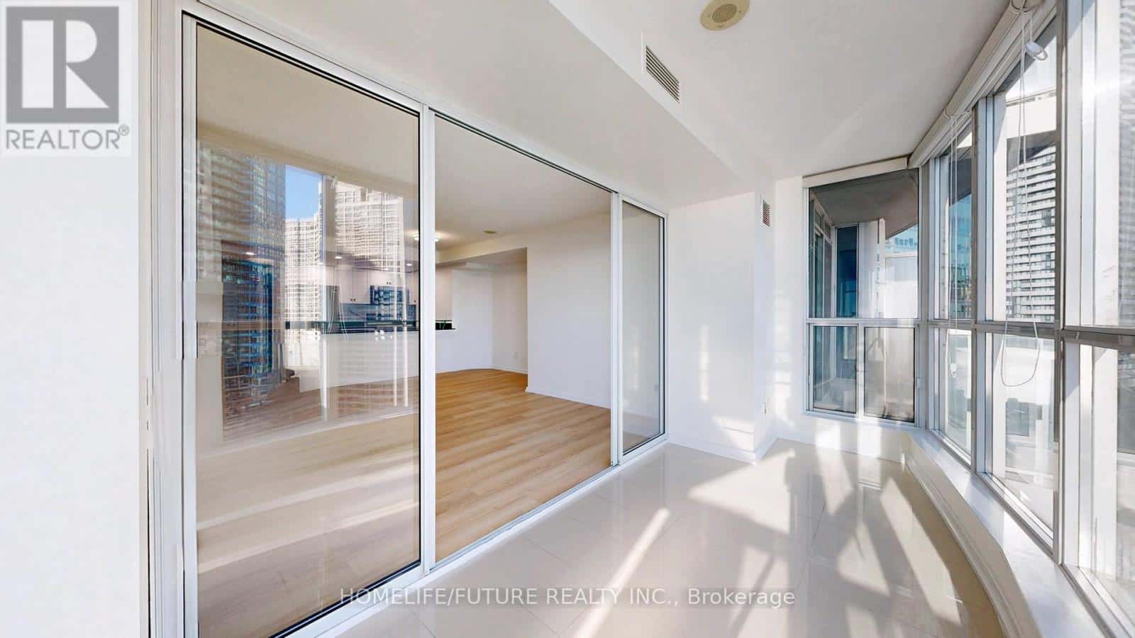 Toronto (Waterfront Communities) — Toronto (Waterfront Communities) - Photo 3 of 49