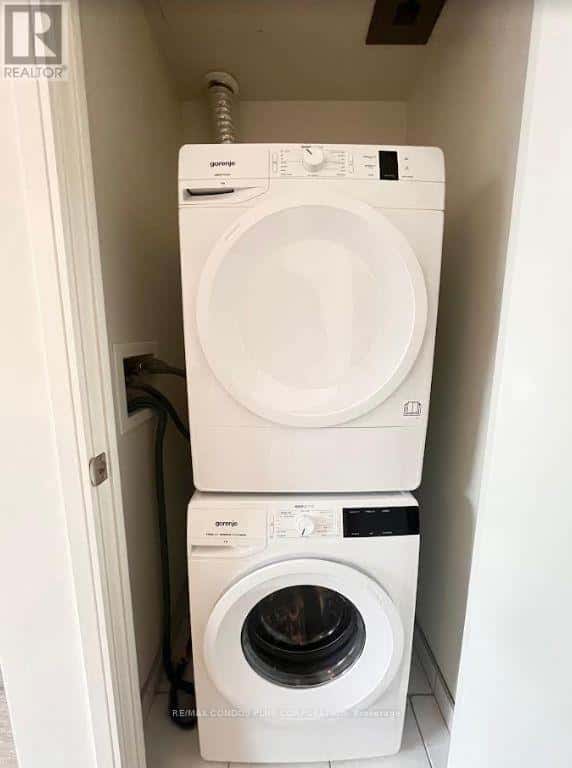 Toronto (Waterfront Communities) — Toronto (Waterfront Communities) - Photo 2 of 36