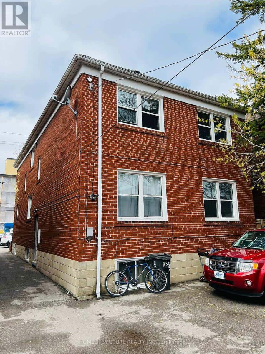 Toronto (Yonge-Eglinton) — Toronto (Yonge-Eglinton) - Photo 4 of 6