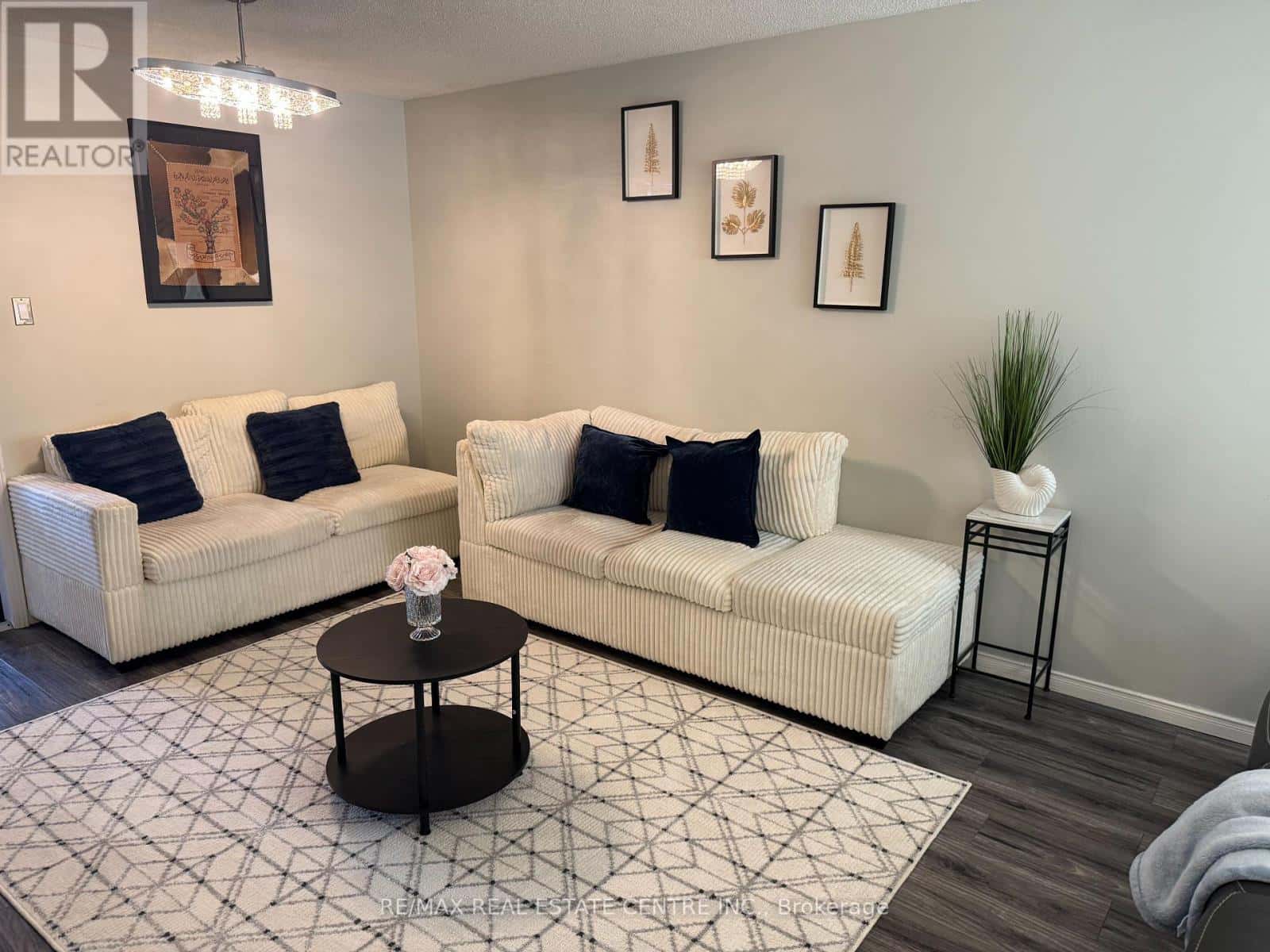 33 MIDDLEMISS CRESCENT N — Cambridge - Photo 2 of 11