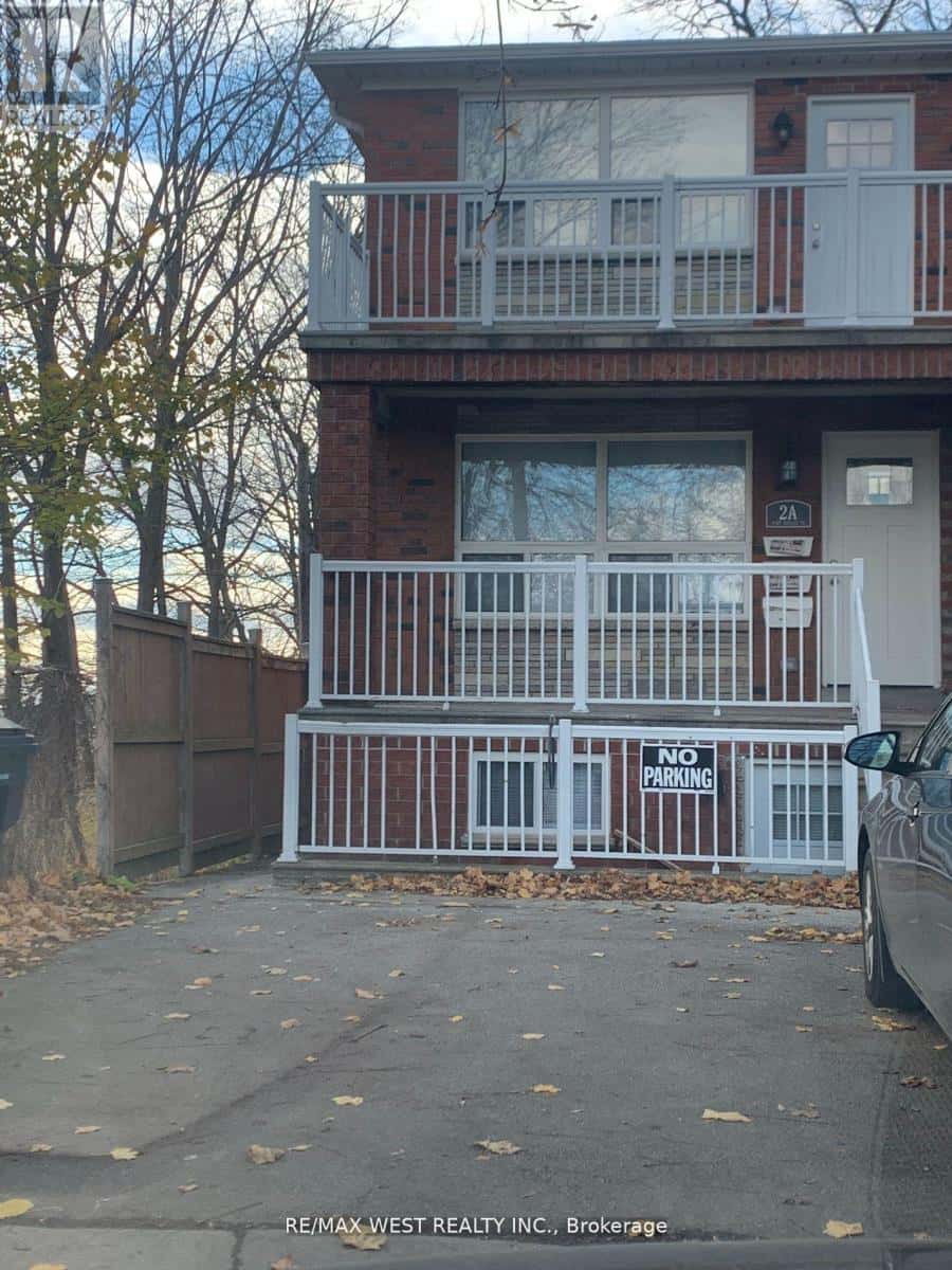 Toronto (South Parkdale) — Toronto (South Parkdale) - Photo 2 of 10