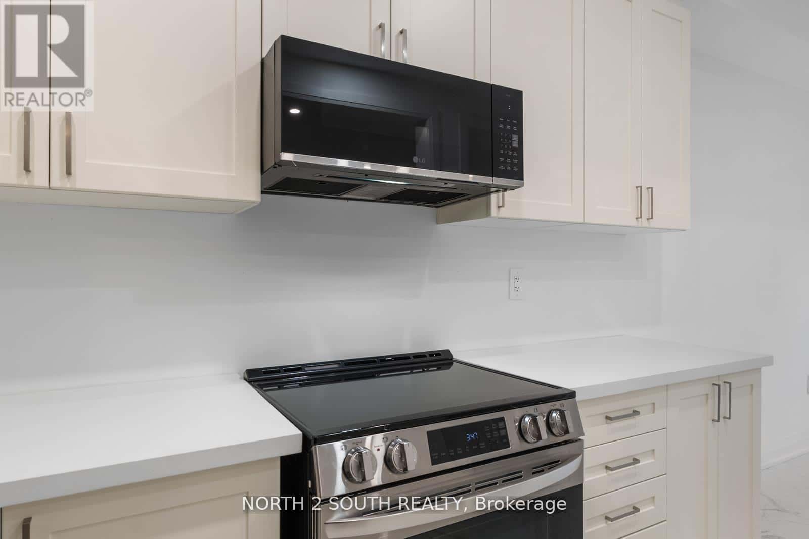 Vaughan (West Woodbridge) — Vaughan (West Woodbridge) - Photo 3 of 44