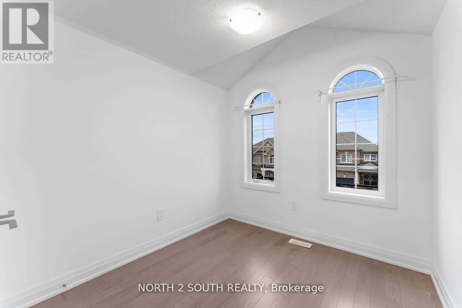 Vaughan (West Woodbridge) — Vaughan (West Woodbridge) - Photo 2 of 44