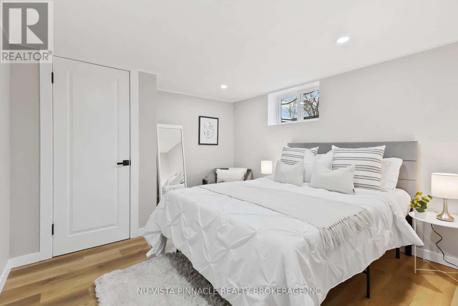 1840 ROYAL CRESCENT W — London East (East H), Ontario - Photo 3 of 48