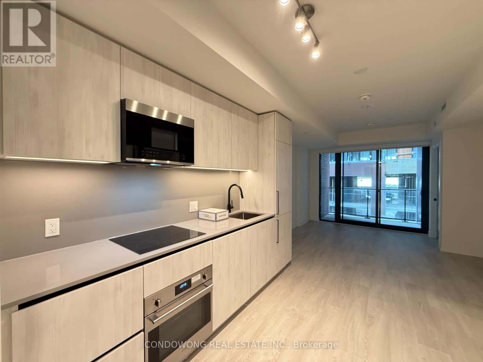 Toronto (Waterfront Communities) — Toronto (Waterfront Communities) - Photo 5 of 12