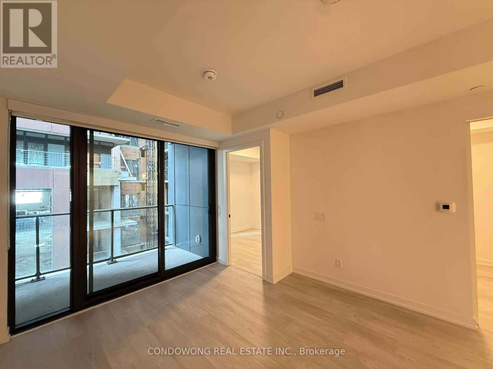 Toronto (Waterfront Communities) — Toronto (Waterfront Communities) - Photo 4 of 12