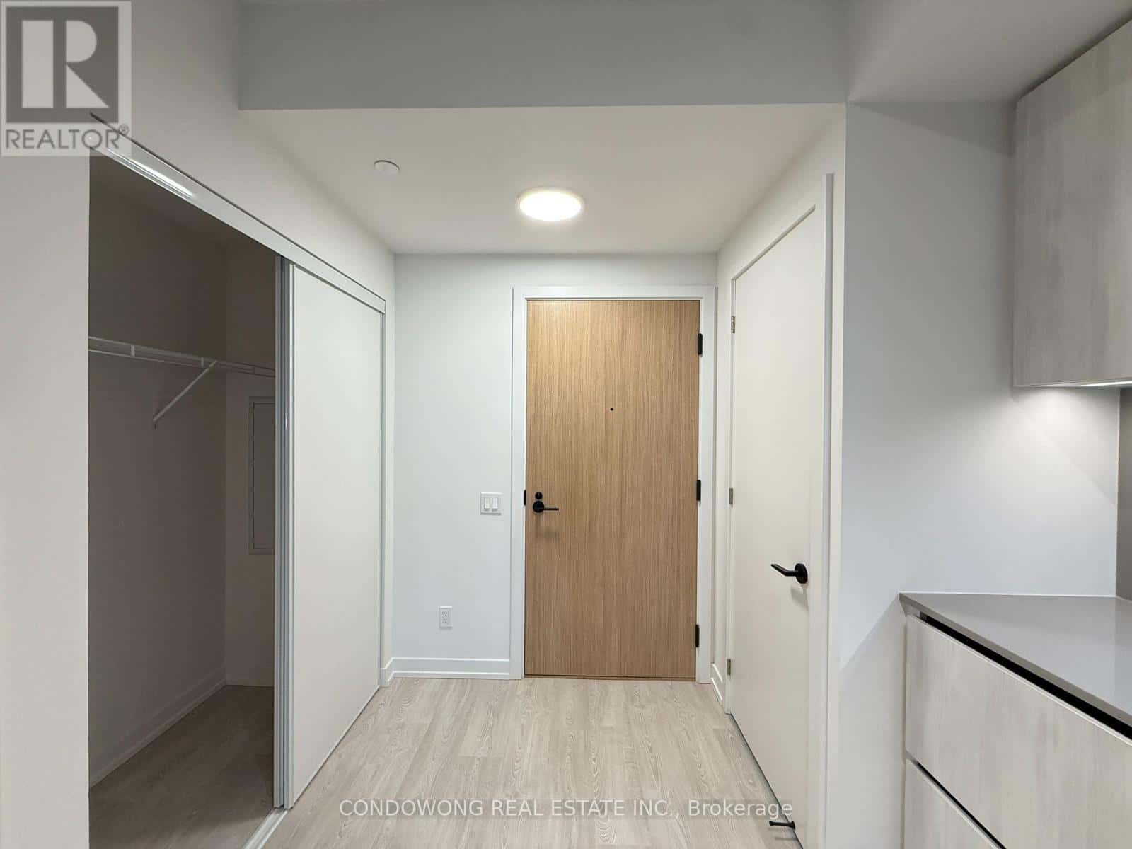 Toronto (Waterfront Communities) — Toronto (Waterfront Communities) - Photo 2 of 12