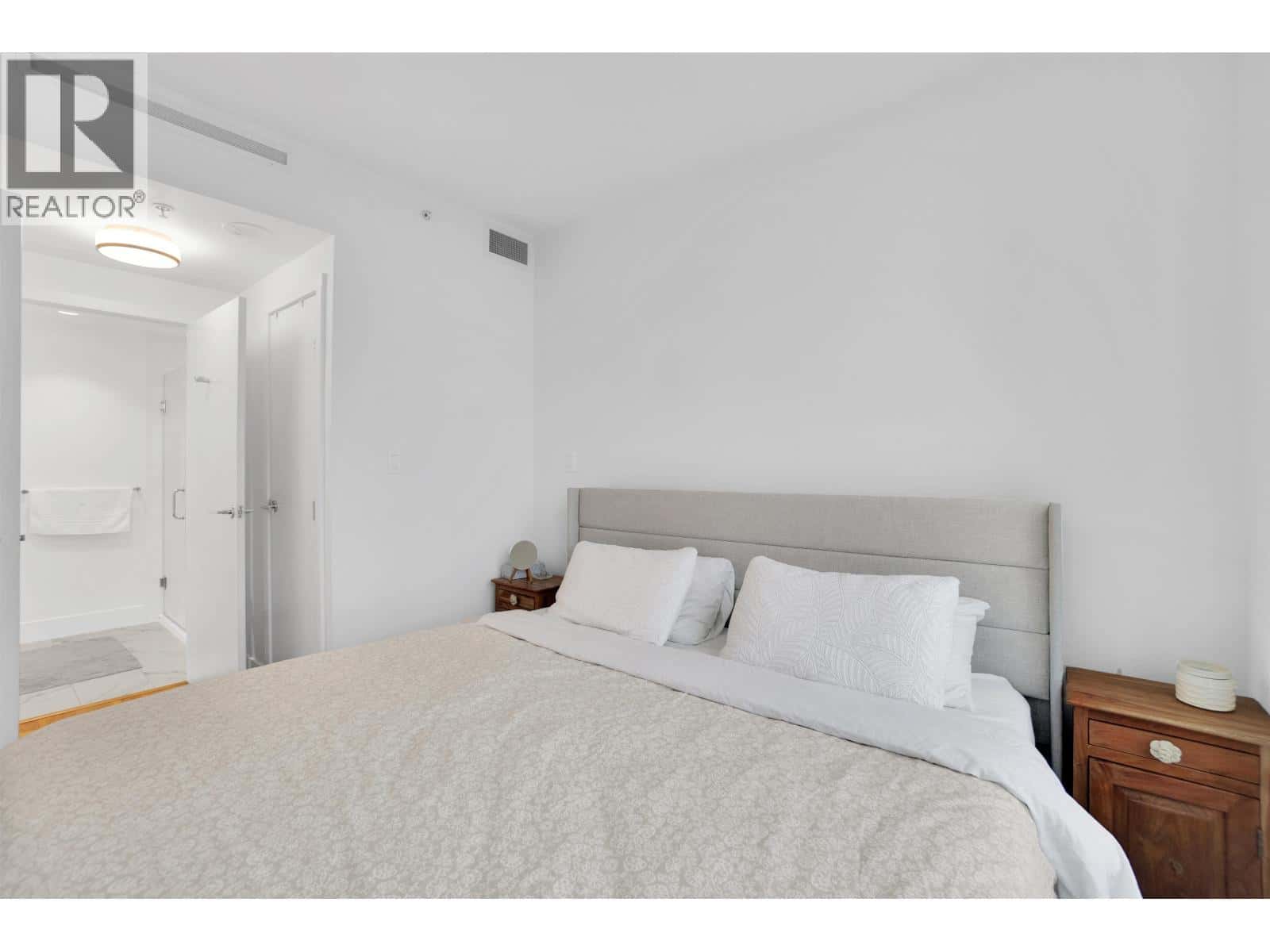 North Vancouver — North Vancouver - Photo 2 of 39