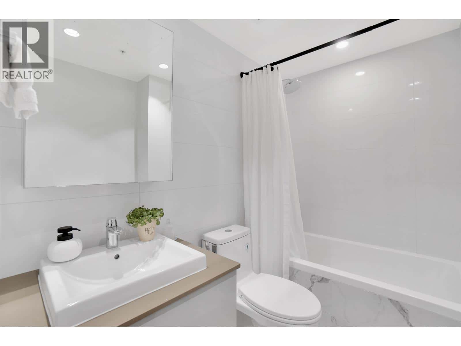 North Vancouver — North Vancouver - Photo 3 of 39