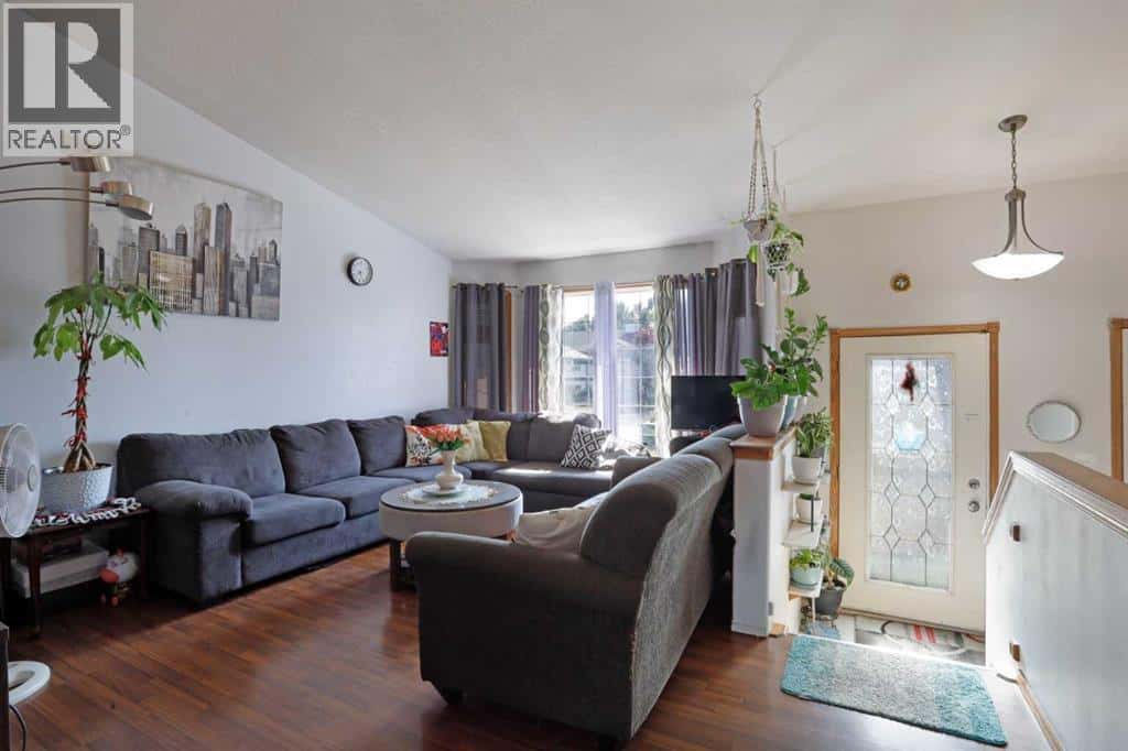 60 Pleasant Park Road W — Brooks, Alberta - Photo 5 of 41