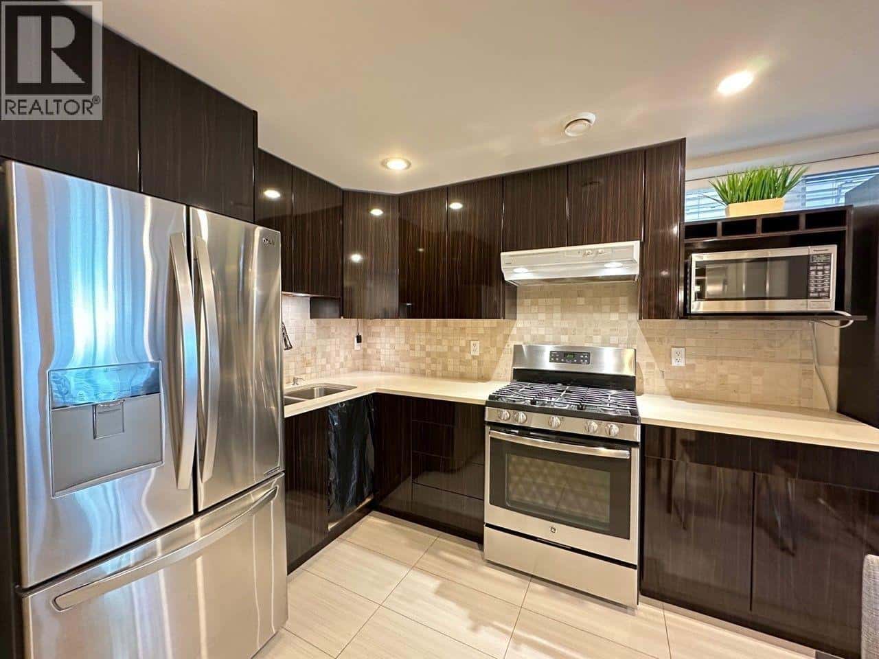 Vancouver — Vancouver - Photo 4 of 14