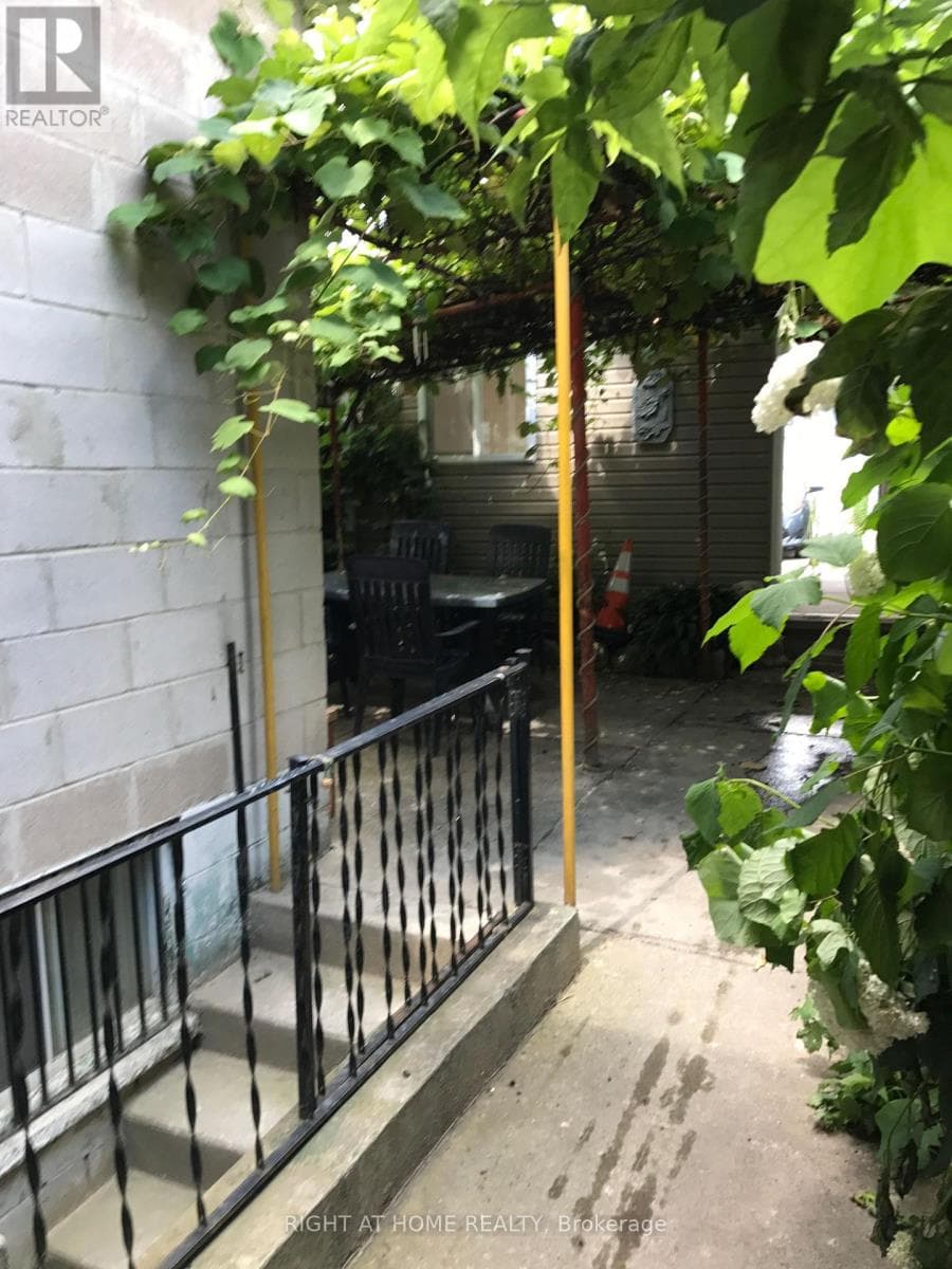 1082 COLLEGE STREET — Toronto (Dufferin Grove) - Main photo