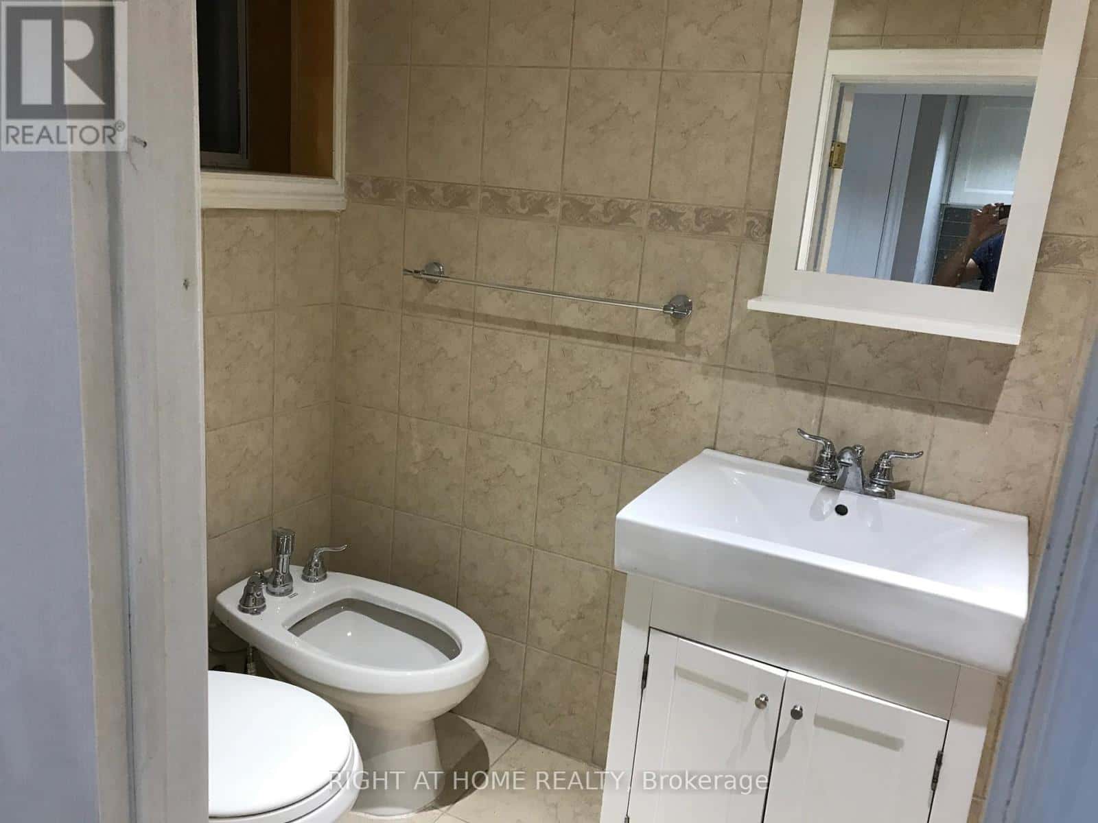 1082 COLLEGE STREET — Toronto (Dufferin Grove) - Photo 3 of 10