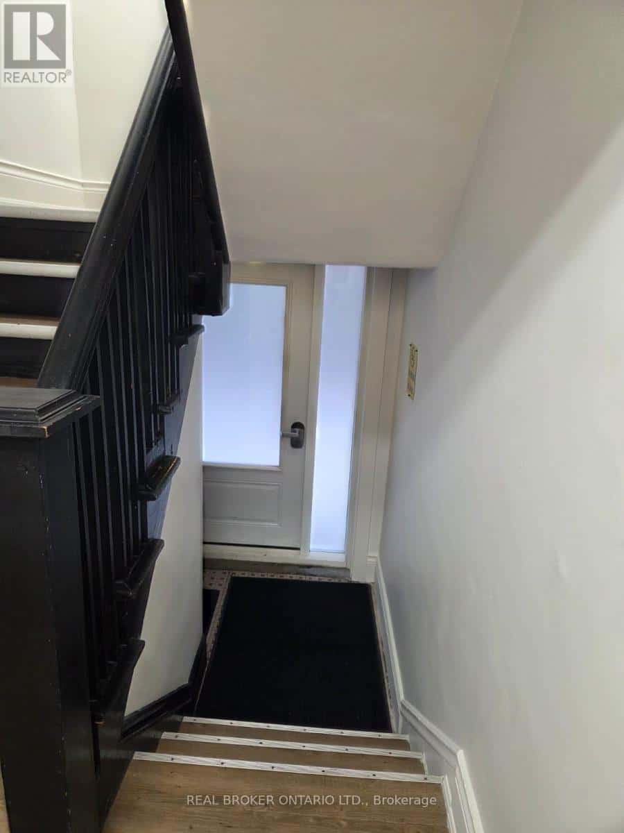 1 - 983 MAIN STREET E — Hamilton (Crown Point) - Photo 2 of 16