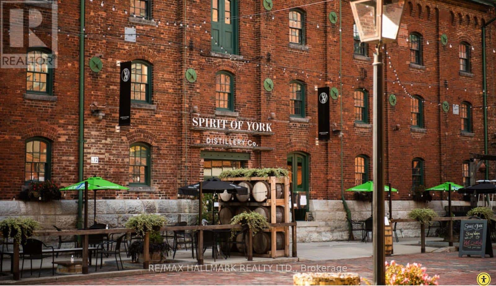 Toronto (Waterfront Communities) — Toronto (Waterfront Communities) - Photo 3 of 21