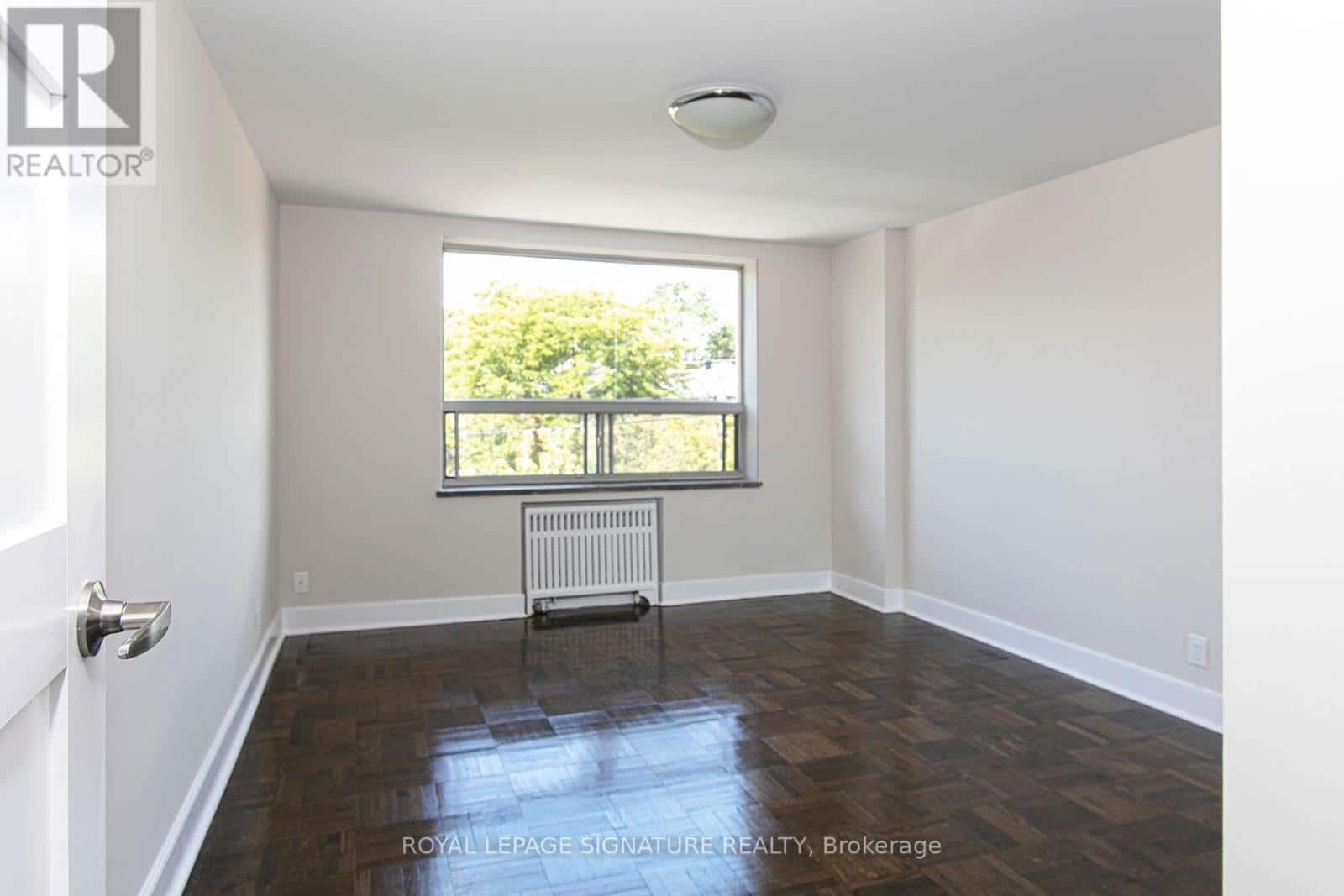 Toronto (Yonge-Eglinton) — Toronto (Yonge-Eglinton) - Photo 2 of 8