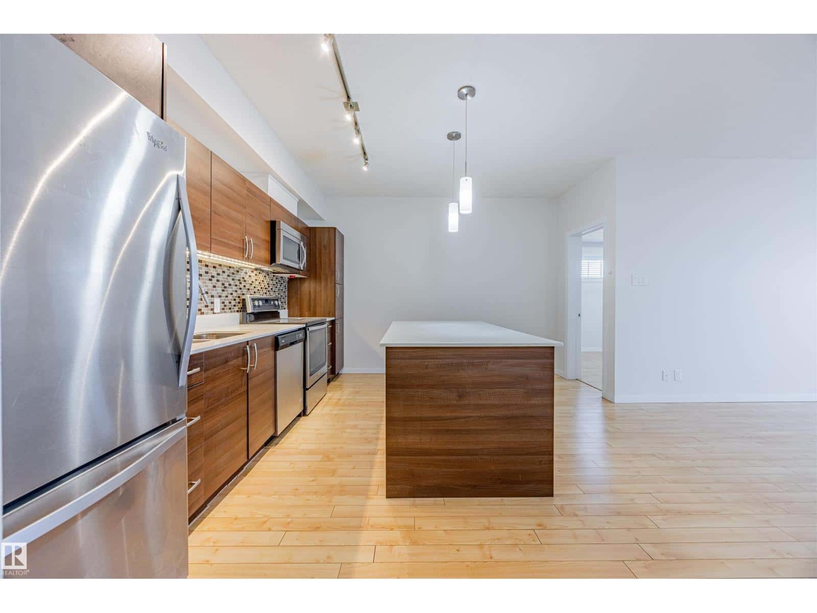 Edmonton — Edmonton - Photo 4 of 31