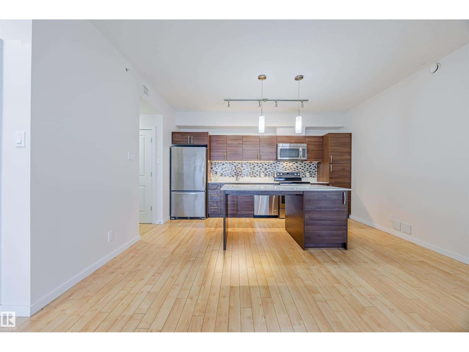 Edmonton — Edmonton - Photo 5 of 31