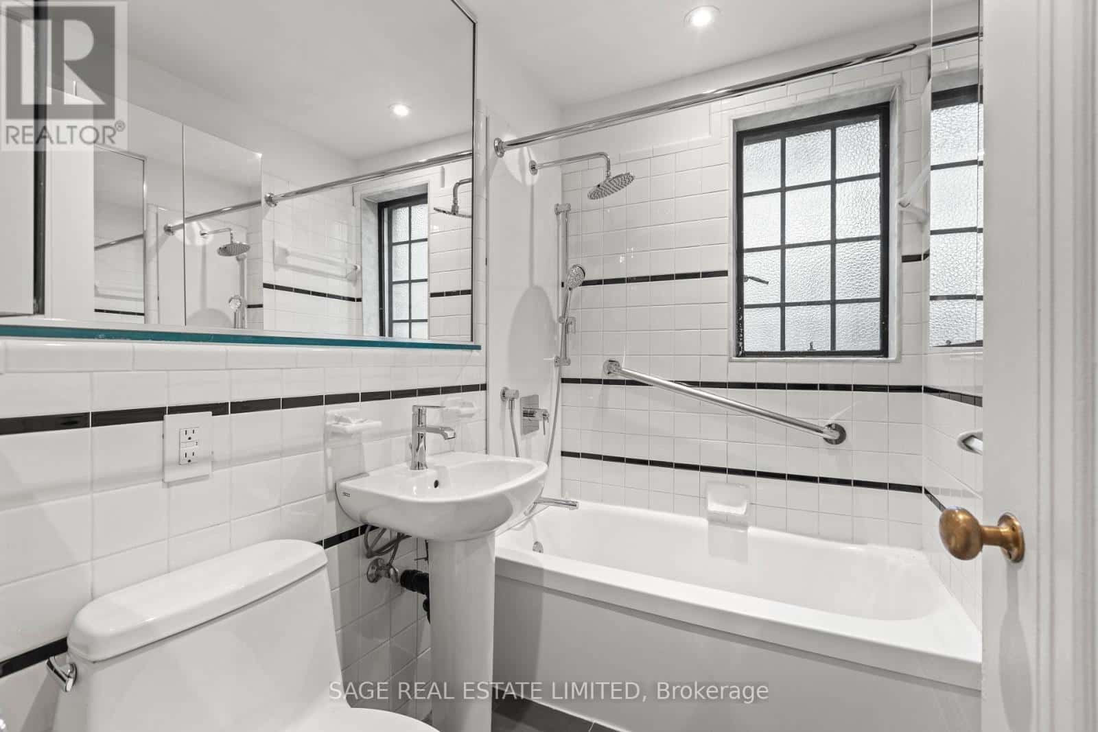 Toronto (Yonge-St. Clair) — Toronto (Yonge-St. Clair) - Photo 2 of 32